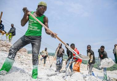 Mineros trabajan en la cantera de coltán D4 Gakombe en Rubaya, República Democrática del Congo. Esta zona ha sido desgarrada por la violencia de las fuerzas gubernamentales y distintos grupos armados.