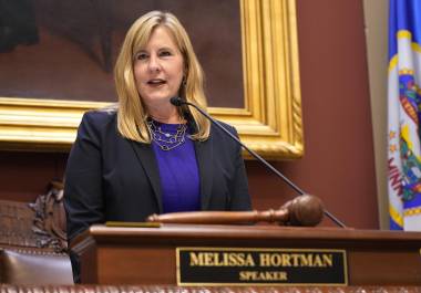 La presidenta de la Cámara de Representantes, Melissa Hortman, demócrata por Brooklyn Park, asiste a una conferencia de prensa en St. Paul, Minnesota, el 14 de junio de 2021. FOTO: