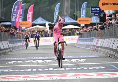 Isaac del Toro no solo se quedó con la manglia rosa, sino que lo hizo ganando la Etapa 17 del Giro de Italia.