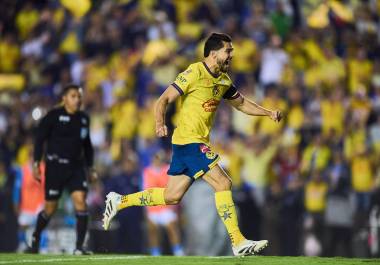 Henry Martín marcó el polémico gol del empate desde el punto penal al minuto 60, manteniendo vivas las esperanzas azulcremas.