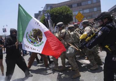 Manifestantes se enfrentan con las autoridades en el centro de Los Ángeles, el domingo 8 de junio de 2025, tras las protestas contra las redadas migratorias de la noche anterior. FOTO: