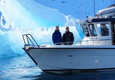 El rey Federico de Dinamarca, a la derecha, y el primer ministro de Groenlandia, Jens-Frederik Nielsen, durante un paseo en bote por el fiordo de Nuuk, en Groenlandia.