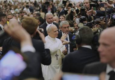 El papa León XIV se reúne con miembros de la prensa internacional en el Aula Pablo VI del Vaticano. El Pontífice pidió sean liberados los periodistas encarcelados y defendió de la libertad de expresión.