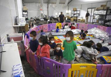 Niños juegan en una instalación de la agencia de aduanas y protección fronteriza estadounidense, en Donna, Texas, el 30 de marzo del 2021. Donald Trump intentó poner fin a las protecciones durante su primer mandato