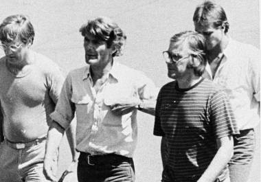 Fotografía del 11 de marzo de 1982, Jan Kuiper, Koos Koster, productor Joop Willemsen y Hans ter Laag, días antes de ser asesinados. 43 años después 4 periodistas holandeses asesinados en 1982 tienen justicia.