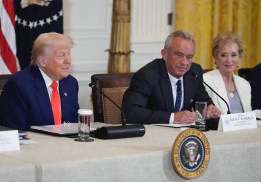Donald Trump, la secretaria de Educación, Linda McMahon y del secretario de Salud y Servicios Humanos, Robert F. Kennedy Jr. en la presentación del informe “Hagamos Saludable a Estados Unidos Otra Vez”.