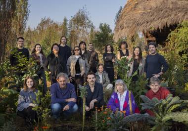 Integrantes del colectivo Chinampa Veneta, un proyecto interdisciplinario que conecta arquitectura, agricultura y cultura en torno a las chinampas como modelo vivo de sostenibilidad. La fotografía fue tomada en Xochimilco, Ciudad de México, donde el grupo trabaja para reimaginar el futuro desde lo ancestral.