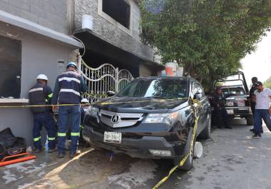 Peritos forenses ingresaron a la vivienda siniestrada hasta la tarde del viernes, luego de que las altas temperaturas impidieran el acceso durante varias horas.