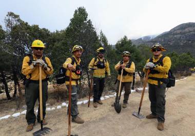 Brigadistas de distintas corporaciones trabajan desde el amanecer para sofocar el incendio en el Cañón La Roja, en el municipio de Arteaga.