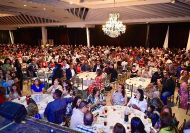 La celebración incluyó música en vivo, almuerzo y rifas, en un ambiente de reconocimiento al magisterio local.