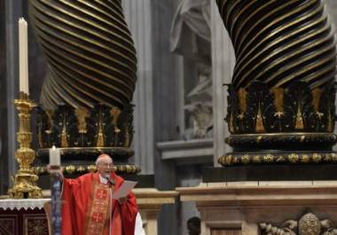 Esta costumbre surgió ya en el primer milenio del cristianismo para significar que la elección a la Sede Pedro es semejante a un segundo nacimiento.