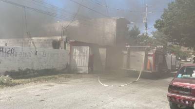 La densa columna de humo alarmó a los habitantes de la calle Joel H. Velazco.
