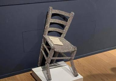 Una silla decorativa hecha con cristales Swarovski, obra del artista italiano Nicola Bolla, fue destruida en el museo Palazzo Maffei de Verona, luego de que un visitante se sentara sobre ella para tomarse una fotografía.