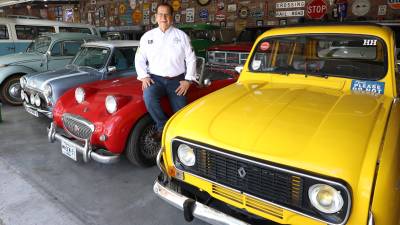 Desde modelos europeos hasta pick-ups americanas, la diversidad de la colección refleja décadas de búsquedas, intercambios y hallazgos. Más allá del gusto estético, cada vehículo cuenta una historia que Dávila ha decidido conservar en movimiento.