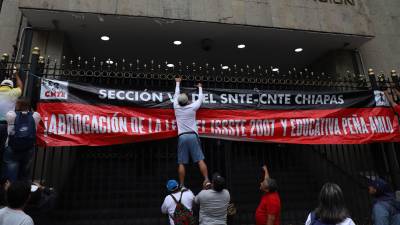 Los maestros de la CNTE llegan a la secretaría de Gobernación para realizar una conferencia de prensa previo a la reunión que sostendrán con la titular de Gobernación, Rosa Icela Rodríguez.