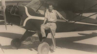 Enrique posando con uno de los múltiples aviones que pilotó.
