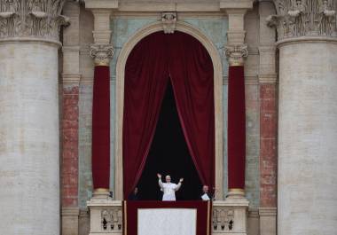 El Papa León XIV saluda a los fieles desde la Basílica de San Pedro antes de la oración Regina Coeli este domingo en el Vaticano.