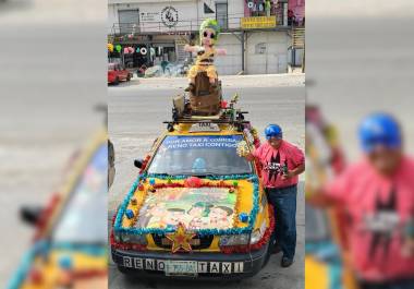 El techo del Renotaxi luce una piñata del Chavo que alegra a quienes lo ven pasar.