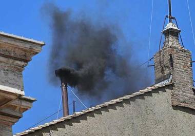 El cónclave continúa sin definir al nuevo papa: dos fumatas negras indican que no se ha alcanzado la mayoría de dos tercios entre los cardenales. Miles de fieles siguen expectantes en la Plaza de San Pedro.