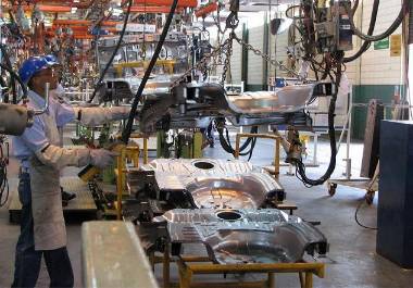 Del sector se incluye la fabricación de automóviles y camiones, así como carrocerías y remolques, además de partes para vehículos automotores. FOTO: