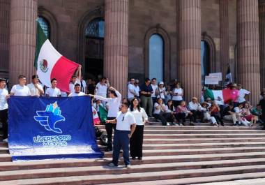 Protestan contra Elecciones Judiciales frente a Palacio de Gobierno de Nuevo León