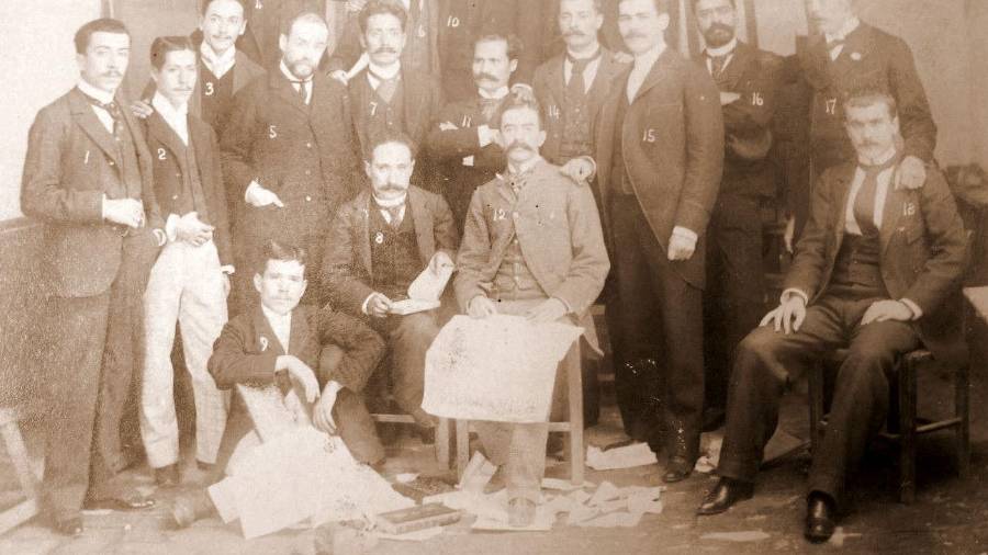 Fotografía donde aparecen periodistas mexicanos que participaron en el movimiento para derrocar a Garza Galán. Año 1893 El número 2, Eleodoro Euroza, editor de El Pueblo Coahuilense; el 3, Emilio Tenorio, editor de El Noventa y Tres; el 7, Sixto Tlapanco, redactor de El Pueblo Coahuilense; el 9, Víctor W. Becerril, colaborador de El Noventa y Tres; y el número 17, Enrique Gervino, director de El Noventa y Tres.
